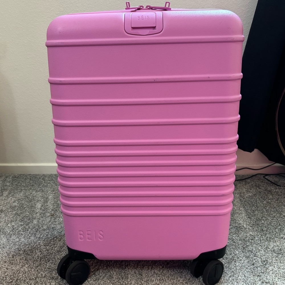BÉIS berry carry on. EUC